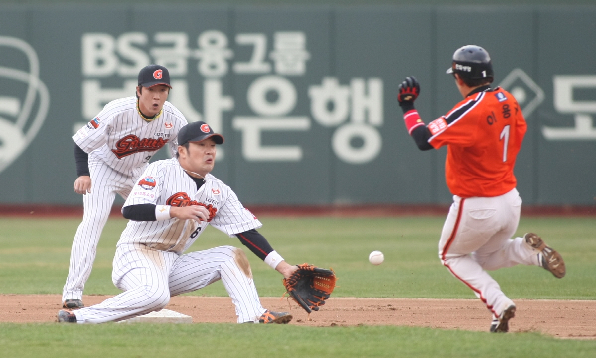 런다운에 걸린 이용규선수를 잡아내는 문규현선수